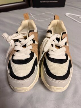 Steve Madden Kids Cream, Black & Tan Lace-Up Sneakers